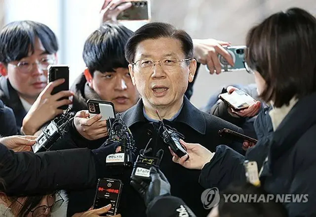 韓国の尹錫悦（ユン・ソクヨル）大統領に対する拘束令状の執行を妨害した疑いで出頭要請を受けていた大統領警護処の朴鍾俊（パク・ジョンジュン）処長が１０日、ソウルの警察庁国家捜査本部に出頭した。朴氏はこれまで２度の出頭要請を拒否したが、３度目で応じた。出頭の際、報道陣に囲まれる朴氏＝（聯合ニュース）