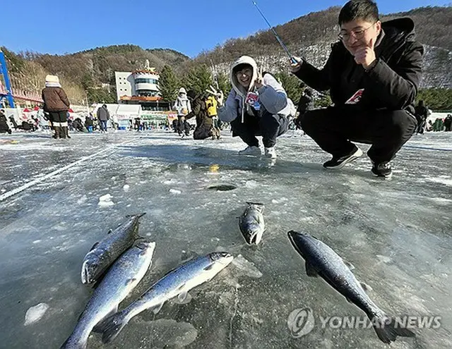 氷上釣りを楽しむ外国人観光客＝１１日、華川（聯合ニュース）