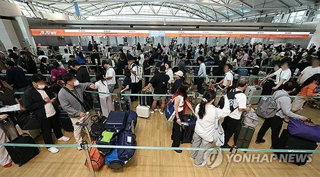 ２４年の秋夕（チュソク、旧暦８月１５日）の連休中に混み合う仁川国際空港＝（聯合ニュース）