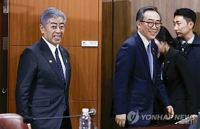 会談に臨む韓国の趙兌烈外交部長官（右）と日本の岩屋毅外相＝１３日、ソウル（聯合ニュース）