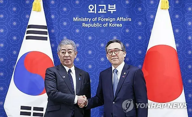 握手を交わす韓国の趙兌烈外交部長官（右）と日本の岩屋毅外相＝１３日、ソウル（聯合ニュース）