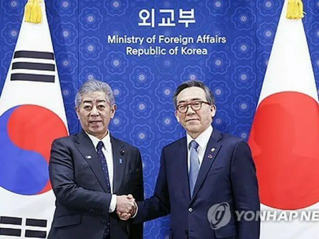 握手を交わす韓国の趙兌烈外交部長官（右）と日本の岩屋毅外相＝１３日、ソウル（聯合ニュース）