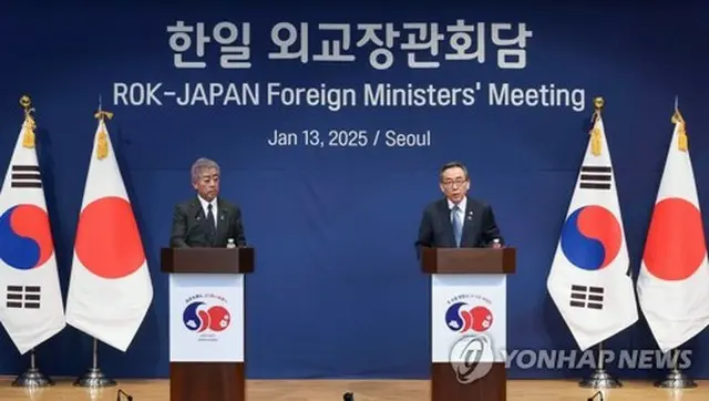 共同記者会見を行う韓国の趙兌烈外交部長官（右）と日本の岩屋毅外相＝１３日、ソウル（聯合ニュース）