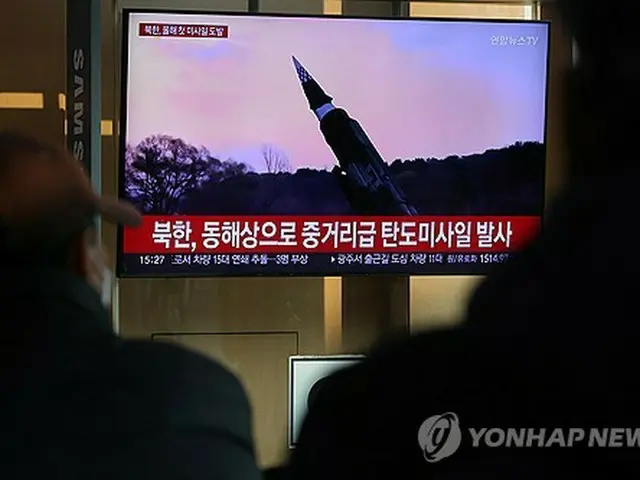 ソウル駅で北朝鮮の弾道ミサイル発射のニュースが流れている＝６日、ソウル（聯合ニュース）