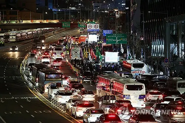 韓国の警察などが１５日早朝、尹大統領に対する２回目の拘束令状の執行に乗り出した。写真は公邸前の様子＝（聯合ニュース）