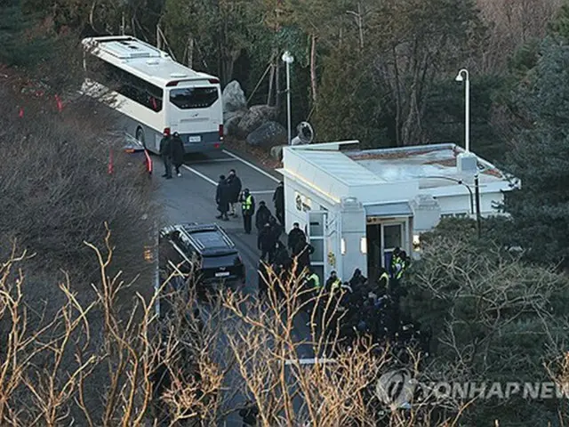 大統領公邸の敷地内に入る警護処の車両＝１５日、ソウル（聯合ニュース）