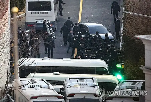 韓国の独立捜査機関「高位公職者犯罪捜査処（公捜処）」と警察庁国家捜査本部は１５日、尹錫悦（ユン・ソクヨル）大統領に対する２回目の拘束令状の執行に乗り出した。大統領公邸の敷地をはしごを持って移動する警察の捜査員ら＝（聯合ニュース）