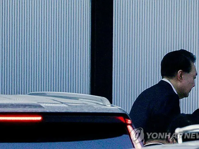 公捜処に到着した尹大統領＝１５日、果川（聯合ニュース）