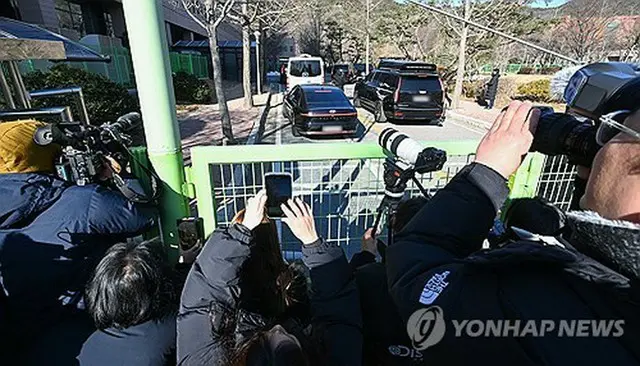 公捜処に入る尹大統領を乗せた車両＝１５日、果川（聯合ニュース）