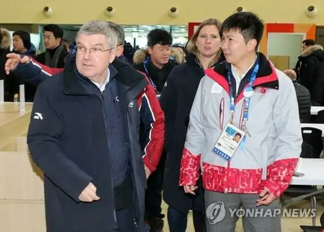 ２０１８年の平昌冬季五輪に合わせ五輪選手村を訪問し、当時、選手村の村長だった柳氏（右）から案内を受けるバッハ氏＝（聯合ニュース）