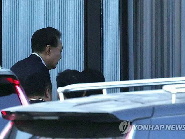 公捜処がある政府果川庁舎に到着した尹大統領（共同取材）＝１５日、果川（聯合ニュース）