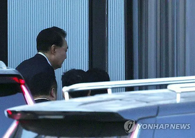 公捜処がある政府果川庁舎に到着した尹大統領（共同取材）＝１５日、果川（聯合ニュース）