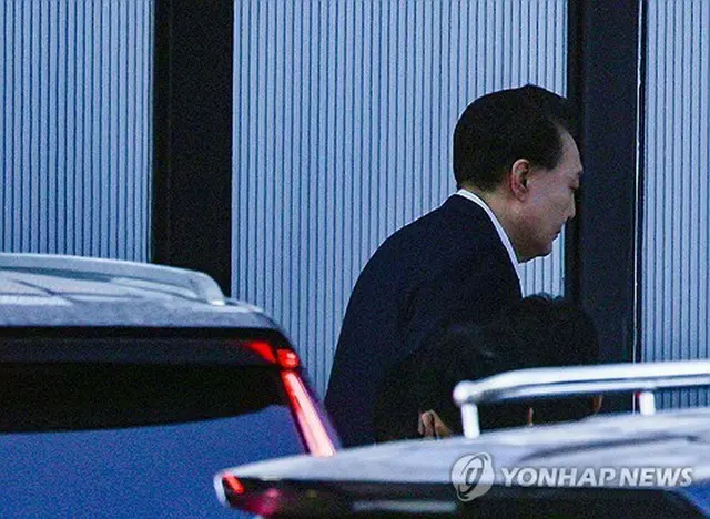 公捜処に入る尹大統領＝１５日、果川（聯合ニュース）