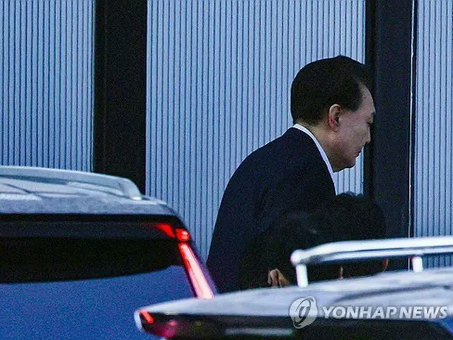 公捜処に入る尹大統領＝１５日、果川（聯合ニュース）