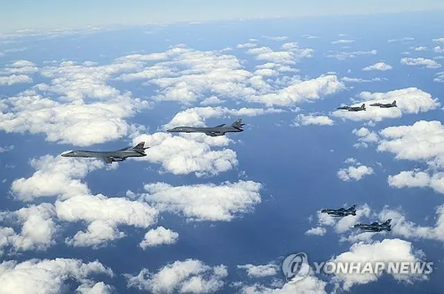 朝鮮半島付近の公海上で１５日、空中訓練を行う米戦略爆撃機Ｂ１Ｂ、韓国空軍の戦闘機Ｆ１５Ｋ、日本の航空自衛隊の戦闘機Ｆ２（韓国国防部提供）＝（聯合ニュース）≪転載・転用禁止≫