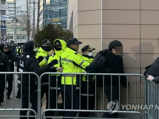 尹大統領逮捕に反発し暴動　６６人の逮捕状請求＝韓国警察