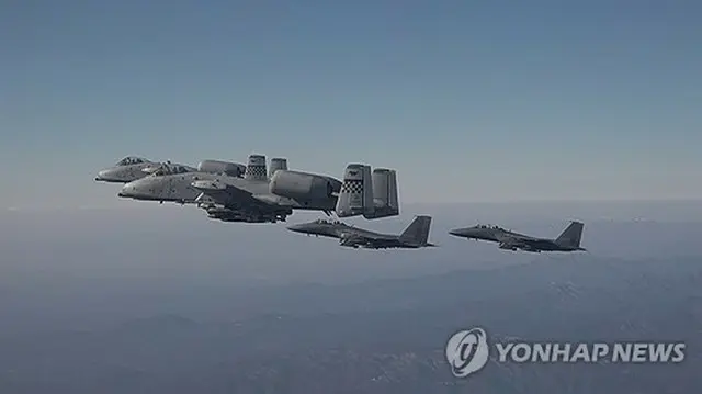 米空軍の攻撃機Ａ１０（左、韓国空軍提供）＝（聯合ニュース）≪転載・転用禁止≫