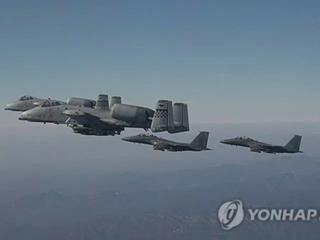 米空軍の攻撃機Ａ１０（左、韓国空軍提供）＝（聯合ニュース）≪転載・転用禁止≫