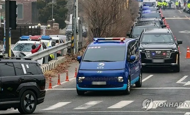 尹大統領を乗せてソウル拘置所を出発した護送車（共同取材）＝２１日、義王（聯合ニュース）