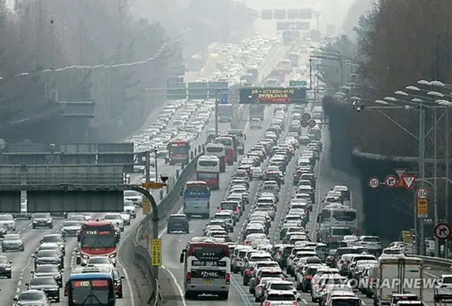 過去の旧正月連休の渋滞（資料写真）＝（聯合ニュース）