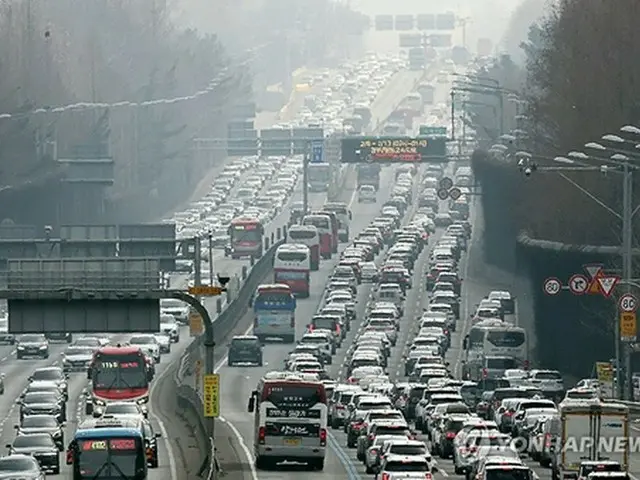 過去の旧正月連休の渋滞（資料写真）＝（聯合ニュース）