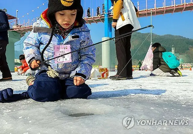 ヤマメ釣りに挑戦する子ども（華川郡提供）＝（聯合ニュース）≪転載・転用禁止≫