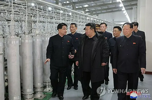 北朝鮮の朝鮮中央通信は２９日、金正恩氏が「核物質生産基地」と「核兵器研究所」を現地指導したと報じた＝（朝鮮中央通信＝聯合ニュース）≪転載・転用禁止≫