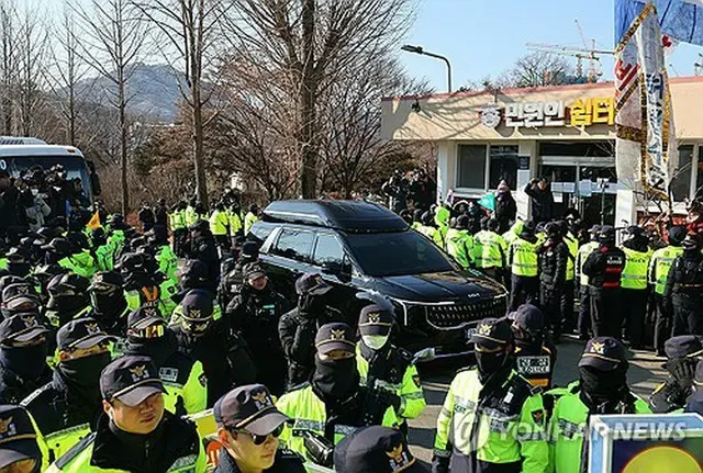 ソウル拘置所に到着した権寧世氏ら国民の力の執行部メンバーが乗っている車両＝３日、義王（聯合ニュース）