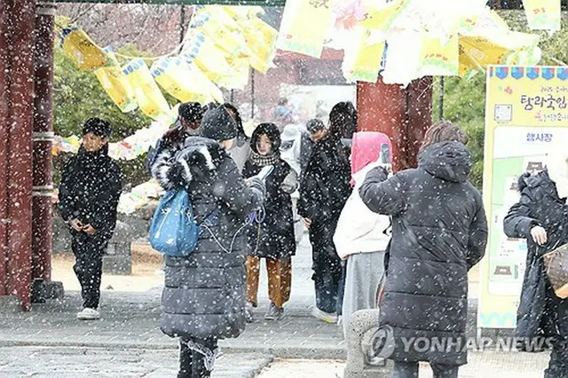 立春の３日、雪が舞う済州島の史跡＝３日、済州（聯合ニュース）