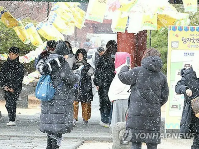 立春の３日、雪が舞う済州島の史跡＝３日、済州（聯合ニュース）