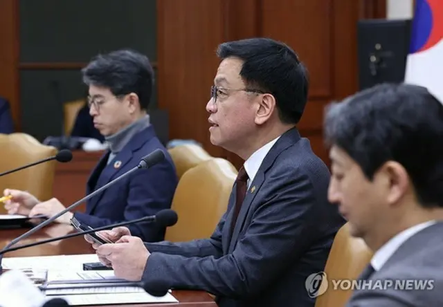 会議で発言する崔氏（大統領室通信写真記者団）＝５日、ソウル（聯合ニュース）