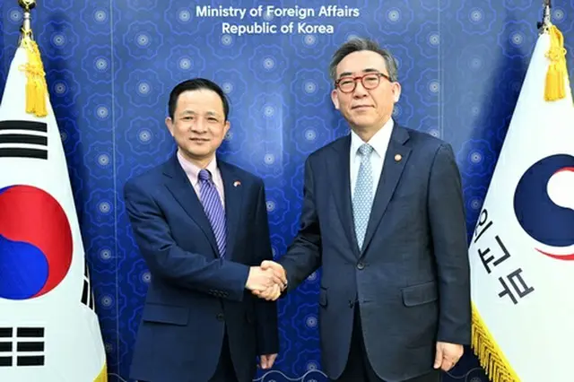 握手を交わす韓国の趙兌烈・外交部長官（右）と中国の戴兵・駐韓大使（外交部提供）＝（聯合ニュース）≪転載・転用禁止≫