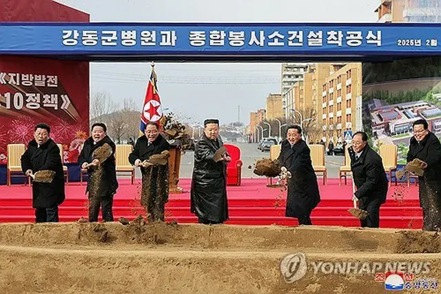 北朝鮮の朝鮮中央通信は７日、金正恩氏（中央）が６日に平壌市江東郡の病院と教育文化施設の着工式に出席したと報じた＝（朝鮮中央通信＝聯合ニュース）