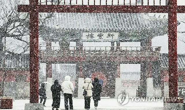 ６日に雪が降った京畿道水原市＝（聯合ニュース）