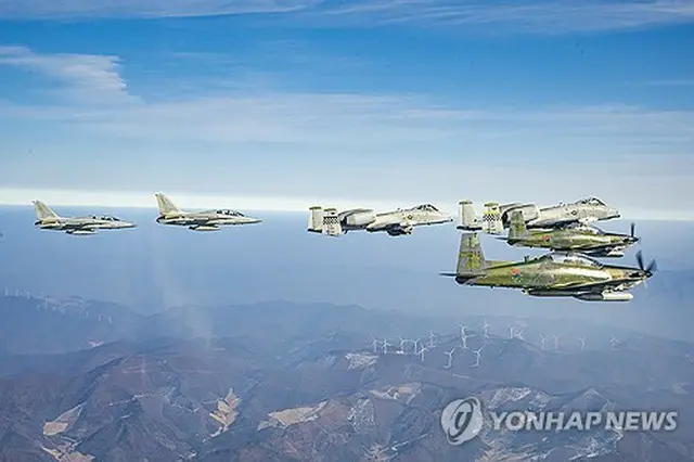 韓国空軍は１月２４日、韓米空軍が同日まで実施している大隊級連合空中訓練「バディ・ウイング」の様子を公開した（空軍提供）＝（聯合ニュース）≪転載・転用禁止≫