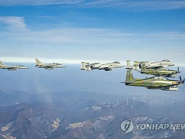 韓国空軍は１月２４日、韓米空軍が同日まで実施している大隊級連合空中訓練「バディ・ウイング」の様子を公開した（空軍提供）＝（聯合ニュース）≪転載・転用禁止≫