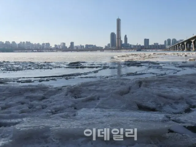 続く寒波で漢江が初氷結