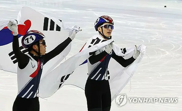 ショートトラック男子１０００メートルで優勝し喜ぶ韓国のチャン・ソンウ（右）＝９日、ハルビン（聯合ニュース）