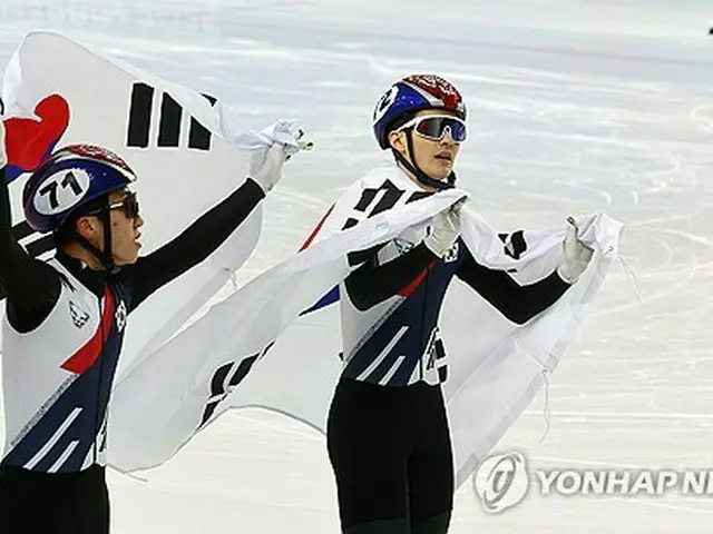 ショートトラック男子１０００メートルで優勝し喜ぶ韓国のチャン・ソンウ（右）＝９日、ハルビン（聯合ニュース）