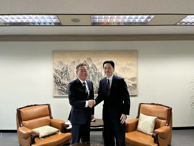 握手を交わす趙九来氏（左）と金井氏（外交部提供）＝（聯合ニュース）≪転載・転用禁止≫