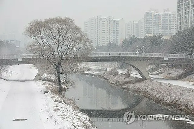 ソウル近郊の議政府市。雪が積もっている＝１２日、議政府（聯合ニュース）