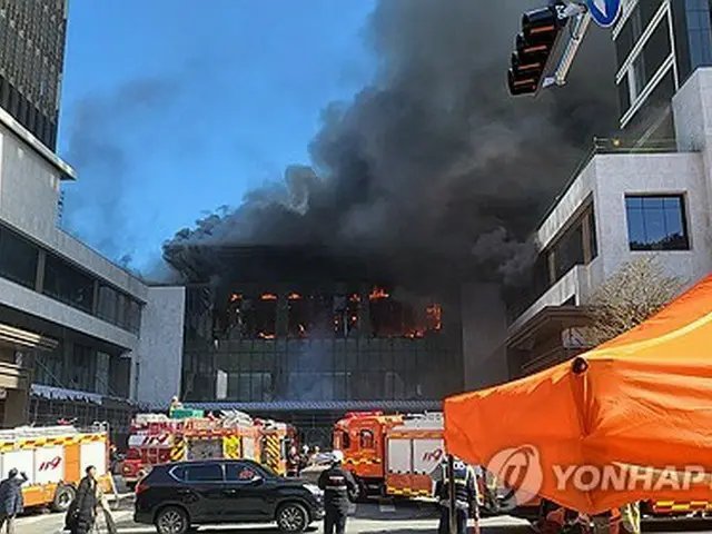 黒煙を上げる建物（読者提供）＝（聯合ニュース）≪転載・転用禁止≫