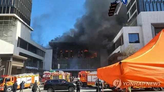 黒煙を上げる建物（読者提供）＝（聯合ニュース）≪転載・転用禁止≫