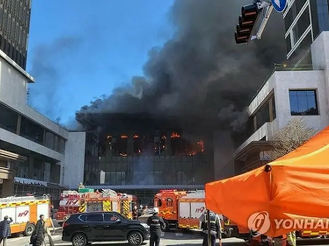 黒煙を上げる建物（読者提供）＝（聯合ニュース）≪転載・転用禁止≫