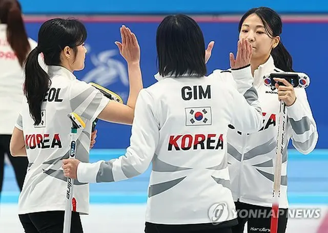 金メダルに輝いたカーリング女子韓国代表＝１４日、ハルビン（聯合ニュース）