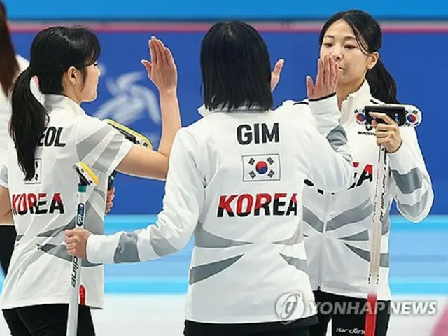 金メダルに輝いたカーリング女子韓国代表＝１４日、ハルビン（聯合ニュース）