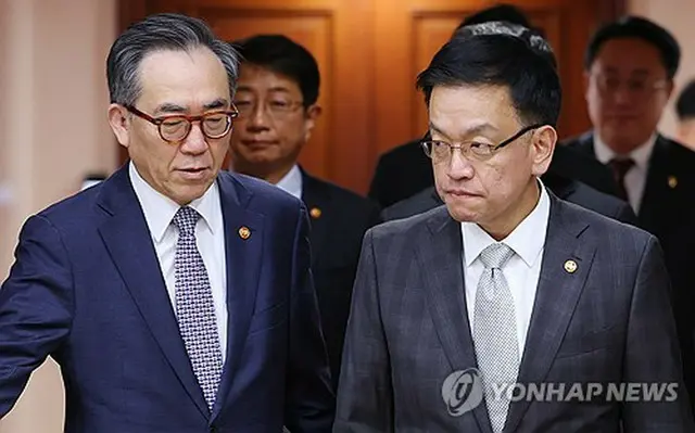 趙兌烈・外交部長官（左）と尹大統領の権限を代行する崔相穆・経済副首相兼企画財政部長官＝（聯合ニュース）