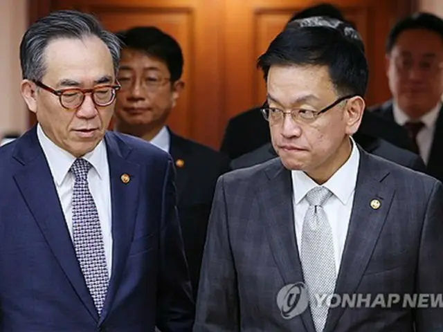 趙兌烈・外交部長官（左）と尹大統領の権限を代行する崔相穆・経済副首相兼企画財政部長官＝（聯合ニュース）