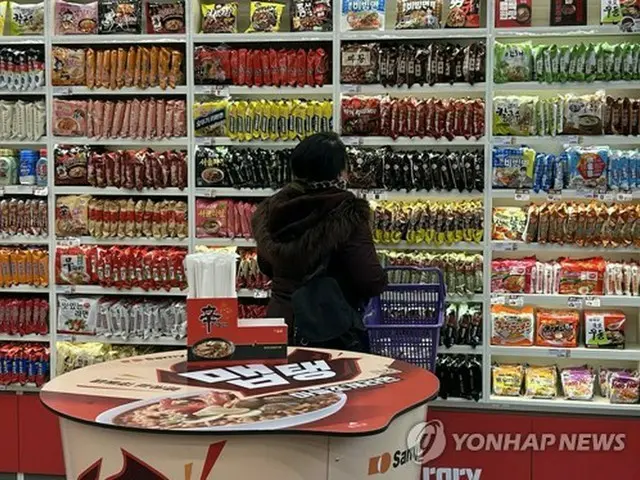 ＣＵ弘大サンサン店の店内に並ぶ袋麺。種類も豊富だ＝（聯合ニュース）