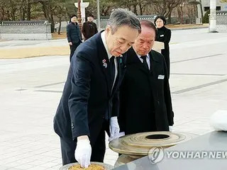 日本大使が韓国・光州の民主墓地訪問　「より良い未来へ」